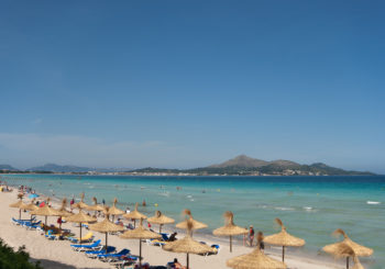 Онлайн веб камера Испания Майорка пляж Алькудия